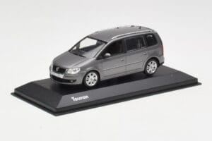Volkswagen Touran Sport Platinum Grey Minichamps 1:43 TOURAN003 Métal Moulé — image 2 sur 4