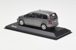 Volkswagen Touran Sport Platinum Grey Minichamps 1:43 TOURAN003 Métal Moulé — image 3 sur 4