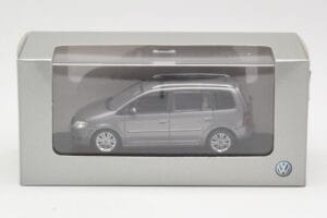 Volkswagen Touran Sport Platinum Grey Minichamps 1:43 TOURAN003 Métal Moulé — image 4 sur 4