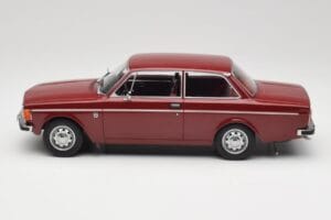 Volvo 142 Rouge Foncé MCG 1:18 MCG18443 Métal Moulé — image 3 sur 6