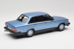 Volvo 240 GL Bleu Métallisé Minichamps 1:18 155171404 Métal Moulé — image 2 sur 6