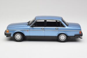 Volvo 240 GL Bleu Métallisé Minichamps 1:18 155171404 Métal Moulé — image 3 sur 6
