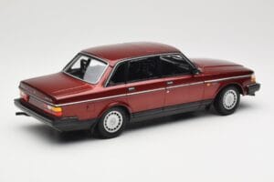 Volvo 240 GL Dark Red Metallic Minichamps 1:18 155171406 Métal Moulé — image 2 sur 6