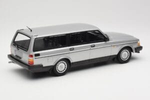 Volvo 240 GL Estate Argent Minichamps 1:18 155171416 Métal Moulé — image 2 sur 6