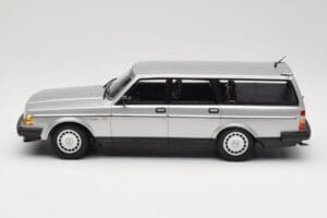 Volvo 240 GL Estate Argent Minichamps 1:18 155171416 Métal Moulé — image 3 sur 6