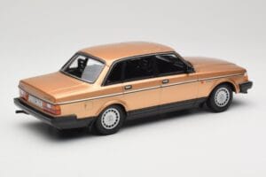 Volvo 240 GL Or Minichamps 1:18 155171405 Métal Moulé — image 2 sur 6