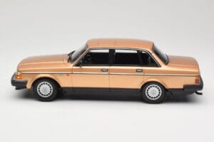 Volvo 240 GL Or Minichamps 1:18 155171405 Métal Moulé — image 3 sur 6