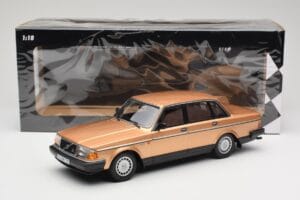 Volvo 240 GL Or Minichamps 1:18 155171405 Métal Moulé — image 6 sur 6