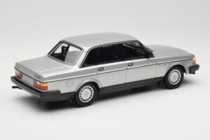 Volvo 240 GL Argent Minichamps 1:18 155171408 Métal Moulé — image 2 sur 6