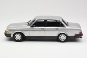 Volvo 240 GL Argent Minichamps 1:18 155171408 Métal Moulé — image 3 sur 6