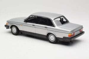 Volvo 240 GL Argent Minichamps 1:18 155171408 Métal Moulé — image 5 sur 6