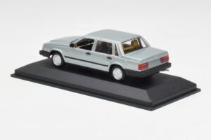 Volvo 240 GL Argent Métallique Minichamps 1:43 940171402 Métal Moulé — image 3 sur 4
