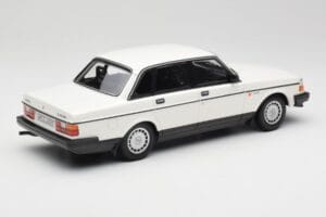 Volvo 240 GL Blanc Minichamps 1:18 155171402 Métal Moulé — image 2 sur 6