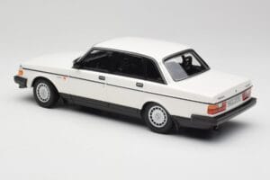 Volvo 240 GL Blanc Minichamps 1:18 155171402 Métal Moulé — image 5 sur 6