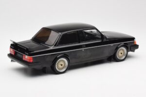 Volvo 240 Turbo Noir Custom IXO 1:18 18CMC178 Métal Moulé — image 2 sur 6