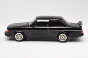 Volvo 240 Turbo Noir Custom IXO 1:18 18CMC178 Métal Moulé — image 3 sur 6