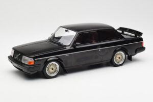 Volvo 240 Turbo Noir Custom IXO 1:18 18CMC178 Métal Moulé