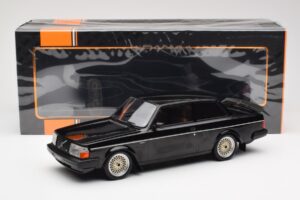 Volvo 240 Turbo Noir Custom IXO 1:18 18CMC178 Métal Moulé — image 6 sur 6