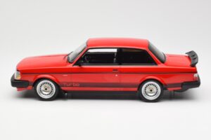 Volvo 240 Turbo Rouge Custom IXO 1:18 18CMC177 Métal Moulé — image 3 sur 5