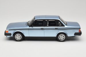 Volvo 244 Turbo Bleu Clair DNA 1:18 DNA000135 Métal Moulé — image 3 sur 6
