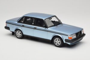 Volvo 244 Turbo Bleu Clair DNA 1:18 DNA000135 Métal Moulé — image 4 sur 6
