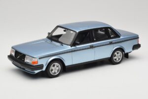 Volvo 244 Turbo Bleu Clair DNA 1:18 DNA000135 Métal Moulé