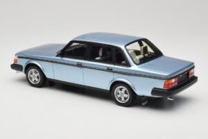 Volvo 244 Turbo Bleu Clair DNA 1:18 DNA000135 Métal Moulé — image 5 sur 6
