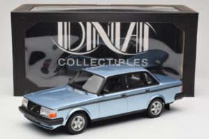 Volvo 244 Turbo Bleu Clair DNA 1:18 DNA000135 Métal Moulé — image 6 sur 6