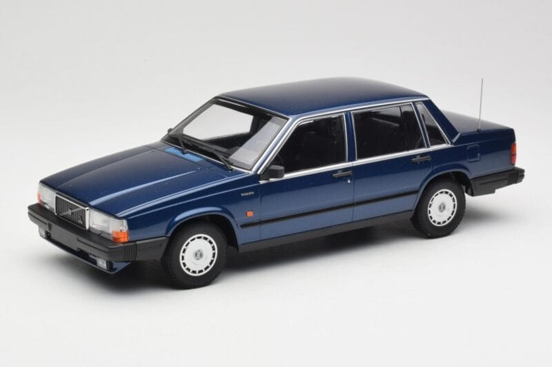 Volvo 740 GL Dark Blue Metallic Minichamps 1:18 155171701 Métal Moulé