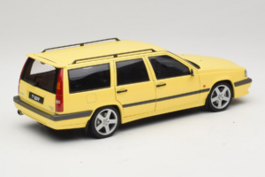 Volvo 850 T-5R Break Cream Yellow AUTOart 1:18 79506 Métal Moulé — image 3 sur 8