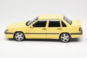 Volvo 850 T-5R Jaune AUTOart 1:18 79501 Métal Moulé — image 4 sur 8