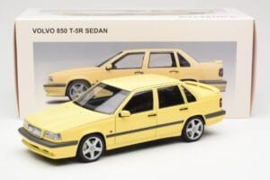 Volvo 850 T-5R Jaune AUTOart 1:18 79501 Métal Moulé — image 8 sur 8