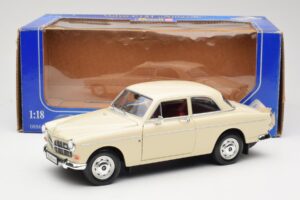 Volvo P121 Amazon Blanc Revell 1:18 08866 Métal Moulé — image 8 sur 8