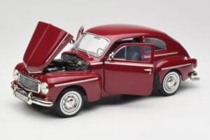 Volvo PV544 Cherry Red Revell 1:18 08887 Métal Moulé — image 2 sur 8