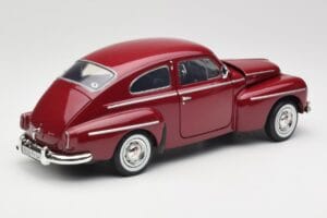 Volvo PV544 Cherry Red Revell 1:18 08887 Métal Moulé — image 3 sur 8