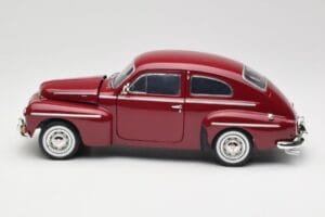 Volvo PV544 Cherry Red Revell 1:18 08887 Métal Moulé — image 4 sur 8