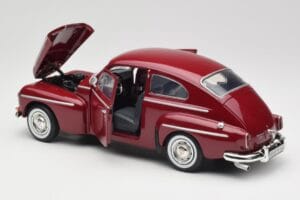 Volvo PV544 Cherry Red Revell 1:18 08887 Métal Moulé — image 5 sur 8