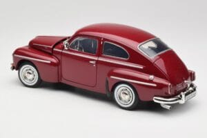 Volvo PV544 Cherry Red Revell 1:18 08887 Métal Moulé — image 7 sur 8