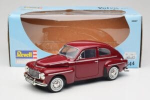 Volvo PV544 Cherry Red Revell 1:18 08887 Métal Moulé — image 8 sur 8