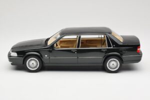 Volvo S90 Royal Green DNA 1:18 DNA000090 Métal Moulé — image 3 sur 6