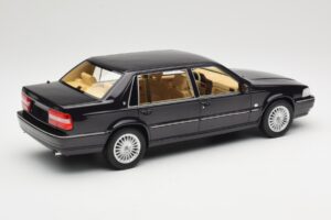 Volvo S90 Royal Violet DNA 1:18 DNA000089 Métal Moulé — image 2 sur 6