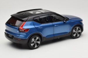Volvo XC40 Recharge Bleu Métallisé Paudi Model 1:18 2562373 Métal Moulé — image 3 sur 8