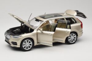 Volvo XC90 Luminous Sand Yellow Paudi Model 1:18 9430841 Métal Moulé — image 2 sur 8