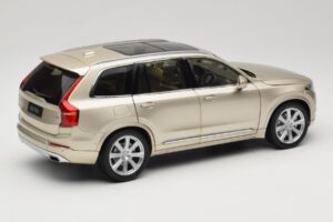 Volvo XC90 Luminous Sand Yellow Paudi Model 1:18 9430841 Métal Moulé — image 3 sur 8