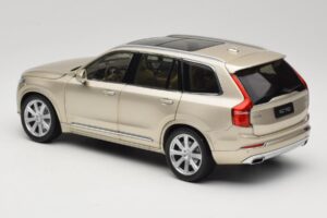 Volvo XC90 Luminous Sand Yellow Paudi Model 1:18 9430841 Métal Moulé — image 7 sur 8