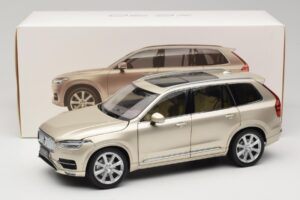Volvo XC90 Luminous Sand Yellow Paudi Model 1:18 9430841 Métal Moulé — image 8 sur 8