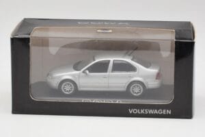Volkswagen Bora Reflex Argent Minichamps 1:43 81982223S Métal Moulé — image 4 sur 4