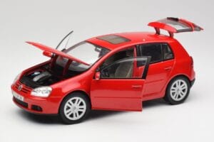 Volkswagen Golf Mk5 4-Door Tornado Rouge Bburago 1:18 GOLF001 Métal Moulé — image 2 sur 8