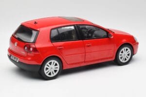 Volkswagen Golf Mk5 4-Door Tornado Rouge Bburago 1:18 GOLF001 Métal Moulé — image 3 sur 8