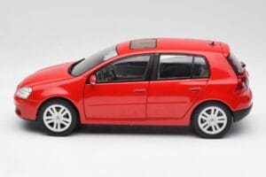 Volkswagen Golf Mk5 4-Door Tornado Rouge Bburago 1:18 GOLF001 Métal Moulé — image 4 sur 8